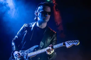 Wouter Baustein playing electric guitar live on stage